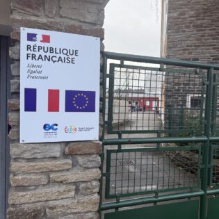 une-belle-plaque-a-lentree-de-lecole